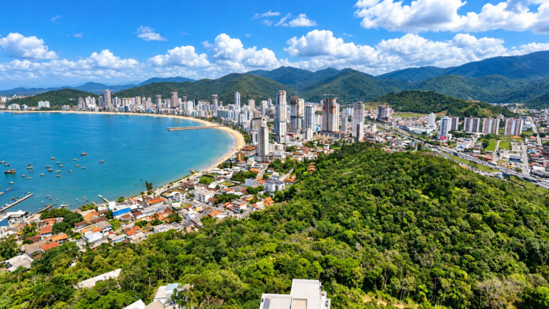 Concurso Itapema SC abre 27 vagas com salários de R$ 9,6 mil